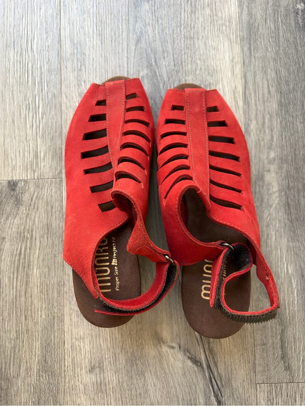 NWOT Munro Red Women's Suede Strappy Sandals Sz 6